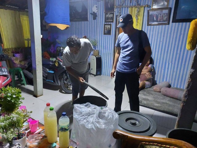 Polisi saat menggerebek rumah produksi tuak di Magelang. Foto: istimewa