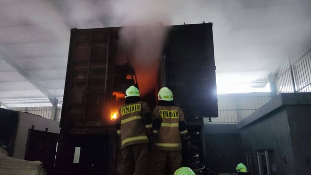 Kebakaran di PT Multi Gas Medika, Jakarta Timur, Jumat (7/4/2023). Foto: Dok. Istimewa