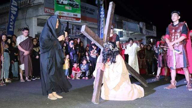 Adegan saat Yesus Kristus memanggul salib menuju ke bukit Golgota. (foto: istimewa)