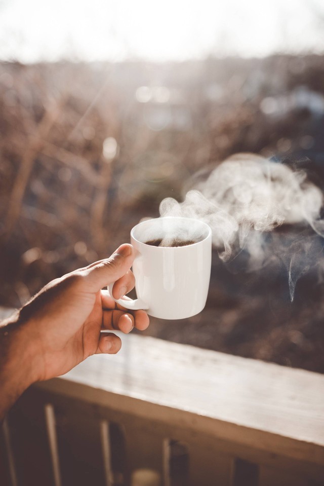 Ilustrasi Minum Kopi  Foto : Unsplash/Clay Banks