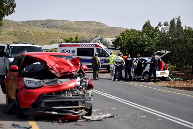 Ilustrasi Petugas medis dan polisi Israel memeriksa mobil yang rusak di lokasi serangan penembakan, di Lembah Yordan di Tepi Barat yang diduduki Israel, Jumat (7/4/2023). Foto: Gil Eliyahu/REUTERS