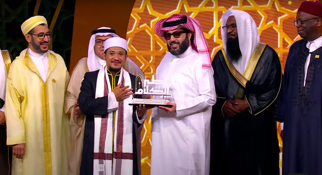 WNI Dhiayuddin menerima hadiah Juara II lomba azan 'Otr ElKalam' dari CEO GEA Arab Saudi,  Turki Al-Sheikh, Jumat (7/3/2023).
 Foto: Dok. Otr ElKalam 