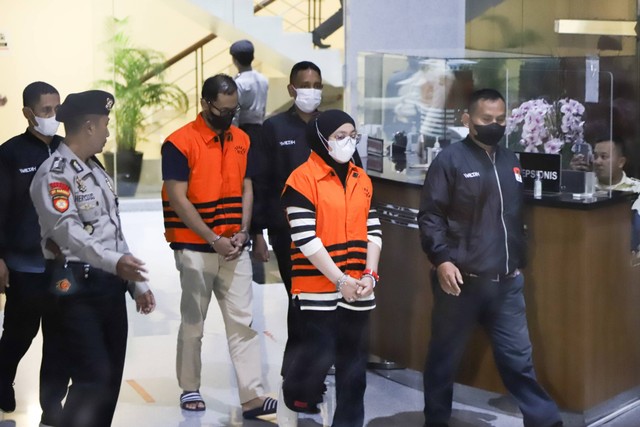Tersangka OTT Bupati Kepulauan Meranti digiring menuju ruang konferensi pers di Gedung KPK, Jakarta, Jumat (7/4/2023) malam. Foto: Jamal Ramadhan/kumparan
