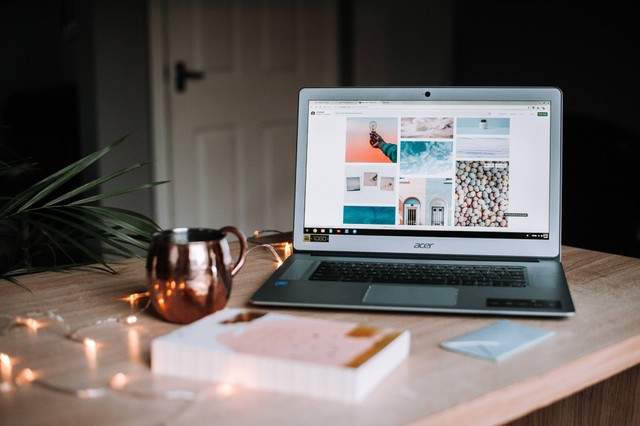 Ilustrasi Cara Ganti Wallpaper Laptop Agar Makin Estetik. Foto: Unsplash/Anete Lūsiņa.