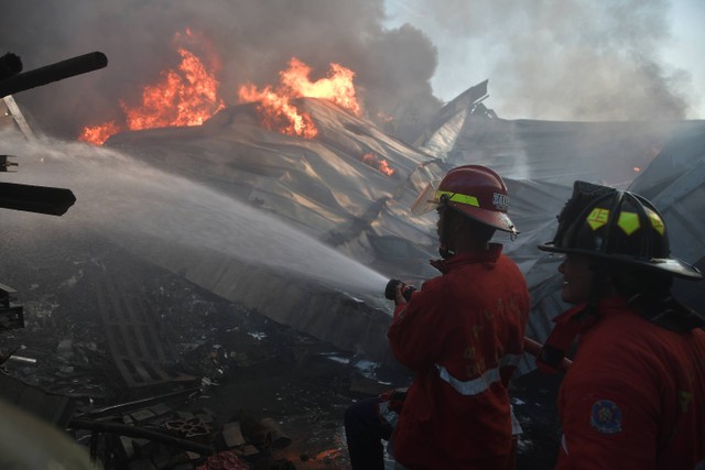 Sejumlah petugas pemadam kebakaran memadamkan api di pabrik pengolahan plastik di Bantargebang, Bekasi, Jawa Barat, Sabtu (8/4/2023). Foto:  ANTARA FOTO/ Fakhri Hermansyah