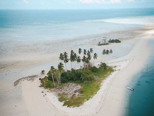 Ilustrasi pantai di Kalimantan Timur. Sumber: unsplash.com.