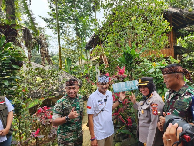 Sandiaga (tengah) di Desa Cibeusi. Dok: Ist.