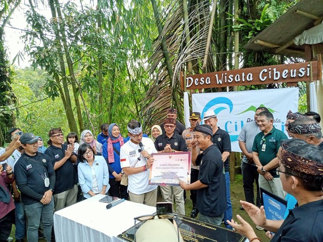 Desa Wisata Cibeusi: Merasakan Kehidupan Pedesaan Sunda dan Belajar Kerajinan Lokal