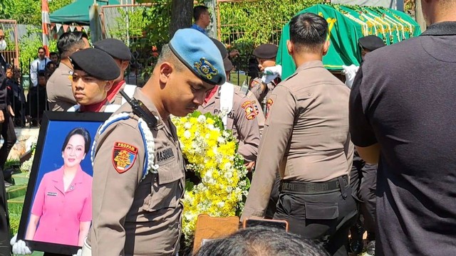 Jenazah Istri Wakapolri Komjen Gatot Eddy Dimakamkan Di Tpu Joglo