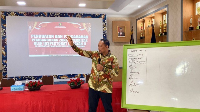 Lilik Sujandi dalam memberikan Penguatan dan Pengarahan Pembangunan Zona Integritas