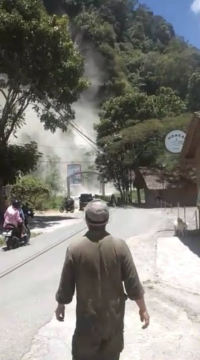 Tangkapan layar video yang memperlihatkan tebing Ngarai Sianok longsor. Dok: Ist.