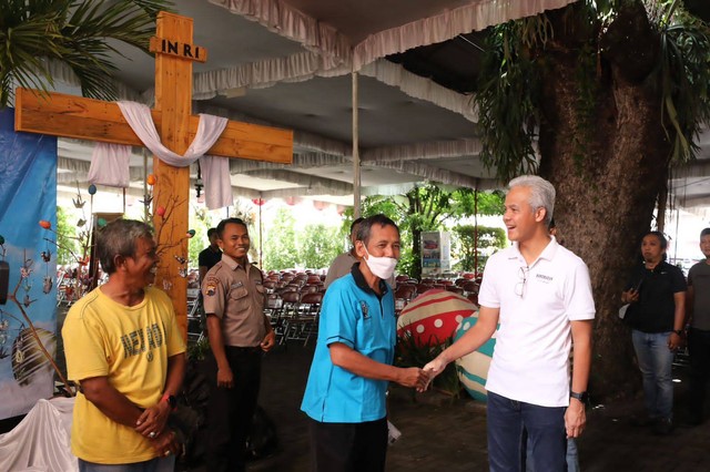 Gubernur Jawa Tengah Ganjar Pranowo saat mengecek persiapan misa paskah di Gereja Santo Antonius Purbayan, Kecamatan Pasar Kliwon, Kota Solo, Sabtu (8/4/2023). Foto: Dok. Istimewa