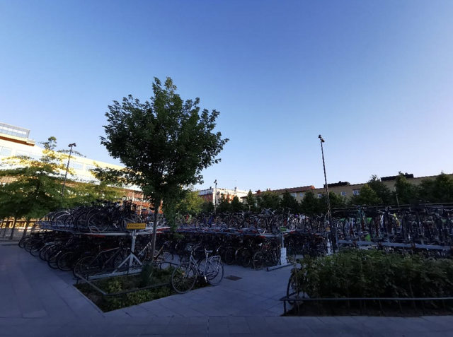 Tempat parkir khusus sepeda di stasiun Uppsala. Foto: Dokumen pribadi