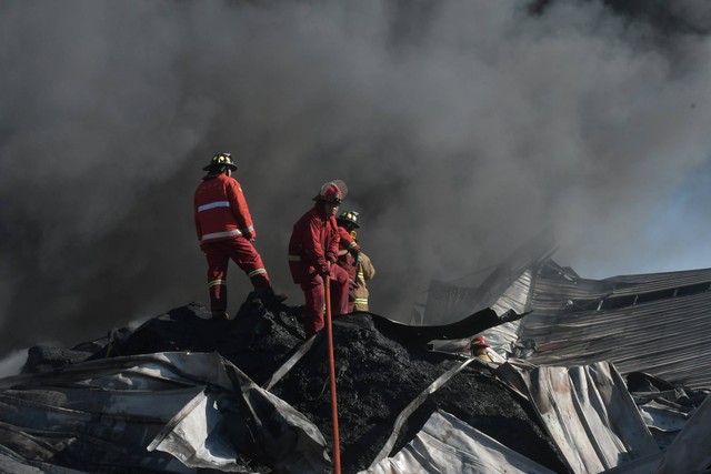 Sejumlah petugas pemadam kebakaran melakukan pendinginan pada kebakaran pabrik pengolahan plastik di Bantargebang, Bekasi, Jawa Barat, Sabtu (8/4/2023). Foto: Fakhri Hermansyah/ANTARA FOTO