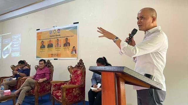 Ketua KPU Sulawesi Utara, Meidy Tinangon saat memberikan kuliah umum kepada mahasiswa Fisip Unsrat Manado.