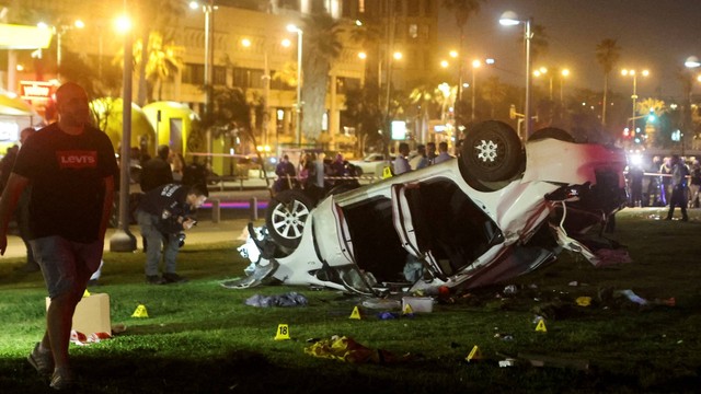 Petugas Israel bekerja di lokasi serangan penembakan di Tel Aviv, Israel, Jumat (7/4/2023). Foto: Nir Elias/REUTERS