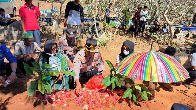 Korban Pembunuhan Dukun Pengganda Uang di kebumikan di Lampung. | Foto: Dok Humas Polda Lampung