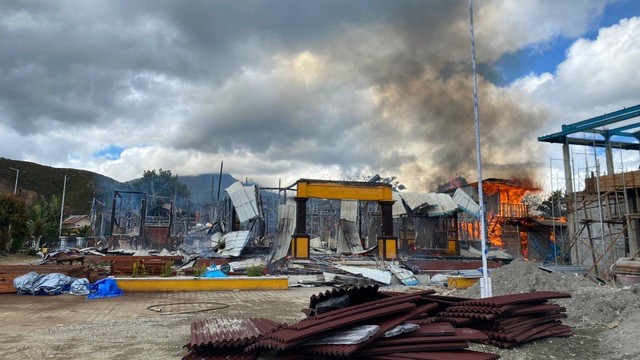 Kebakaran melanda Kantor Bupati Dogiyai, Papua Tengah, Sabtu (8/4/2023). Foto: Dok. Istimewa