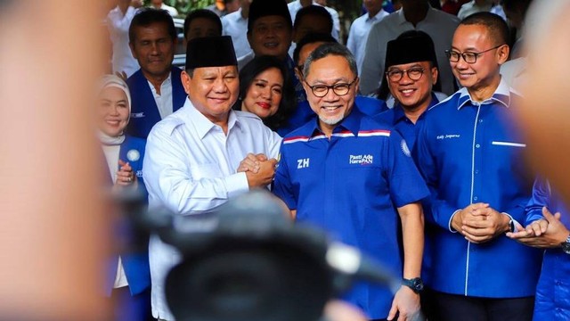 Ketum PAN Zulkifli Hasan disambut Ketum Gerindra Prabowo Subianto di kediamannya, di Jalan Kertanegara IV, Jakarta Selatan, Sabtu (8/4/2023). Foto: Media Center DPP PAN