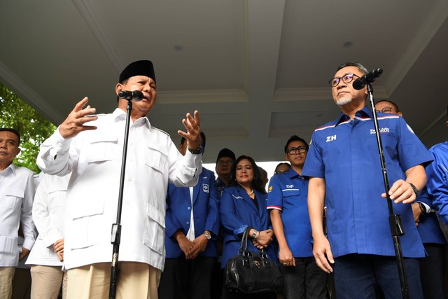 Ketum Partai Gerindra Prabowo Subianto berjabat tangan dengan Ketum PAN Zulkifli Hasan memberikan keterangan pers usai melakukan pertemuan di kediaman Kertanegara, Kebayoran Baru, Jakarta, Sabtu (8/4/2023). Foto: M Risyal Hidayat/ANTARA FOTO