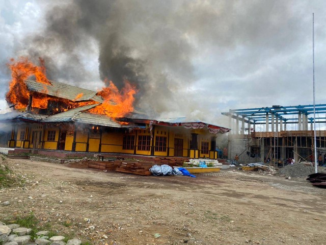 Kantor sementara Bupati Dogiyai terbakar. Foto: Polda Papua 