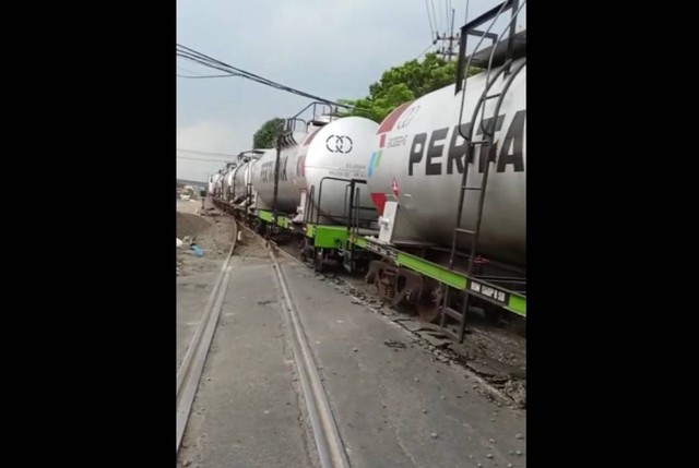 Kereta Api Pertamina Anjlok di Taman, Sidoarjo