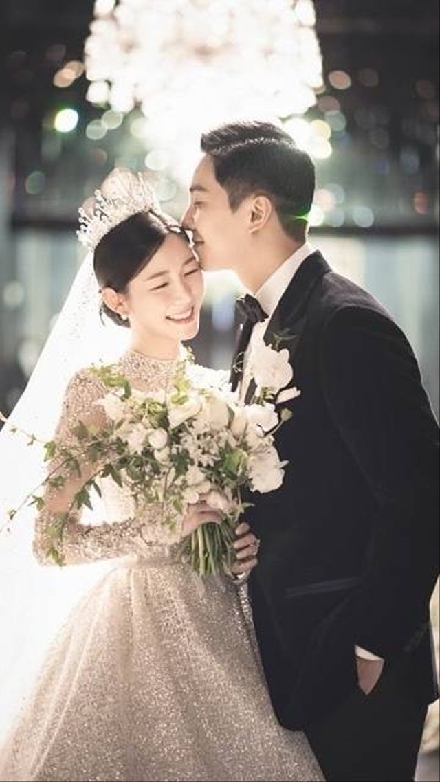 Tampilan Lee Da In di hari pernikahannya dengan Lee Seung Gi, pada Jumat (7/4/2023). Foto: Instagram/@byhumanmade