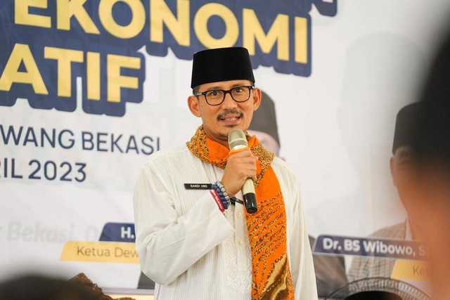 Menparekraf Sandiaga Uno penuhi undangan PKS untuk santunan anak yatim piatu di STE SEBI, Kabupaten Bekasi, Sabtu (8/4/2023). Foto: Dok. Istimewa