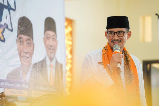 Menparekraf Sandiaga Uno penuhi undangan PKS untuk santunan anak yatim piatu di STE SEBI, Kabupaten Bekasi, Sabtu (8/4/2023). Foto: Dok. Istimewa