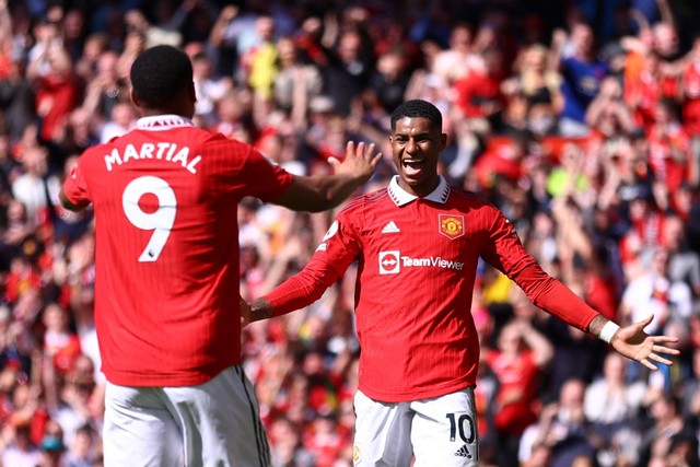 Pemain Manchester United Anthony Martial merayakan gol kedua mereka dengan Marcus Rashford di Old Trafford, Manchester, Inggris, Sabtu (8/4/2023). Foto: Carl Recine/REUTERS