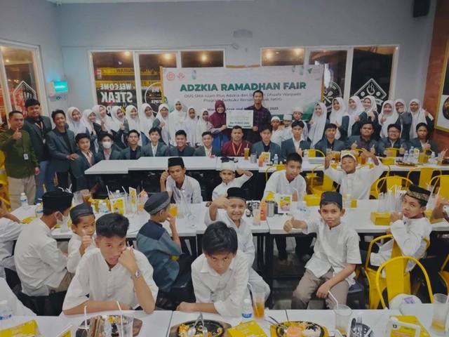 SMA Islam Plus Adzkia bersama Dompet Dhuafa Waspada menggelar acara buka puasa bersama di Waroeng Steak and Shake Asrama Medan, Kamis (6/4).