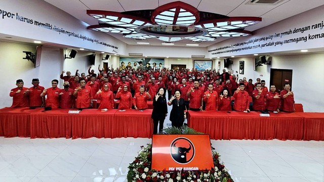 Ketum PDIP Megawati Soekarnoputri memberikan pembekalan kepada anggota Fraksi PDIP di DPR RI, Jakarta. Foto: PDIP