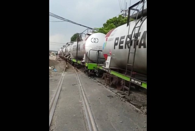 Kereta BBM Anjlok, Pencuri HP di Jombang dan Pencari Bambu Tewas