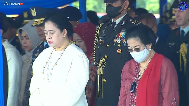 Ketua DPR Puan Maharani dan Presiden RI ke-5 Megawati Soekarnoputri menghadiri peringatan HUT TNI AU ke-77 di Lanud Halim Perdanakusuma, Minggu (9/4). Foto: Youtube/Airmen TV Dispenau