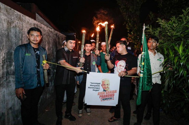 Milenial pendukung Ganjar di Palembang gelar pawai obor sambut malam Nuzulul Quran. Foto: Dok. Istimewa