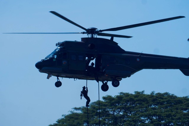 Simulasi penyelamatan sandera saat peringatan HUT TNI AU ke-77 di Lanud Halim Perdanakusuma, Minggu (9/4). Foto: Iqbal Firdaus/kumparan