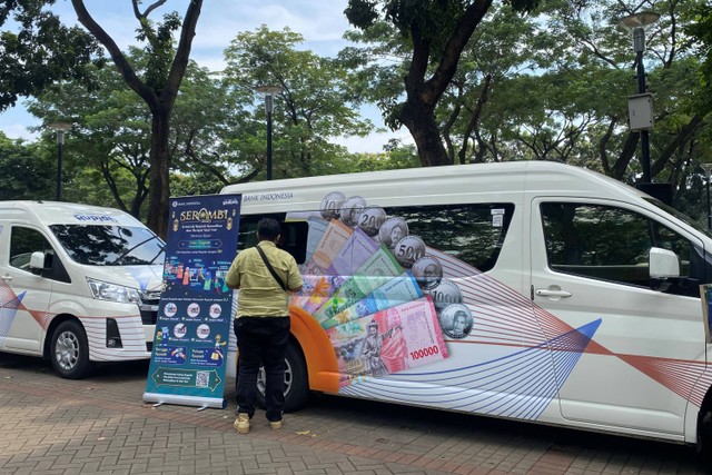 Layanan penukaran uang tunai pecahan kecil oleh Bank Indonesia (BI) di Parkir Timur Gelora Bung Karno, Jakarta Pusat, Minggu (9/4).  Foto: Alfadillah/kumparan