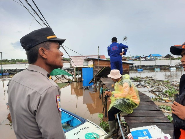 Petugas melakukan pendataan pada bagunan yang roboh akibat angin kencang yang melanda Pontianak dan sekitarnya beberapa waktu lalu. Foto: Dok Hi!Pontianak