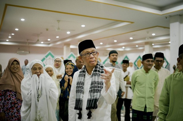 Sutarmidji Serahkan Bantuan 1 Ton Beras untuk Pesantren Ushuluddin Singkawang (2)