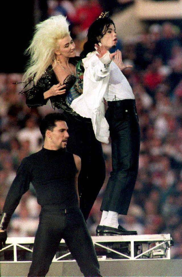 Dalam beberapa kesempatan, Michael Jackson tampil mengenakan celana cingkrang saat menggung. Foto: TIMOTHY A. CLARY / AFP.