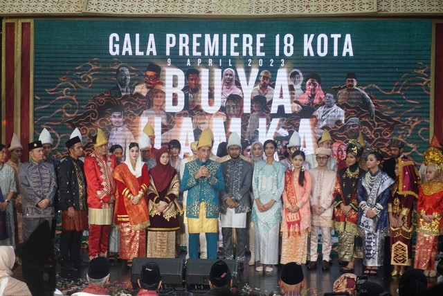 Sejumlah aktor dan aktris film bersiap di acara Premiere Film Buya Hamka di XXI Epicentrum, Jakarta, Minggu (9/4/2023). Foto: Iqbal Firdaus/kumparan