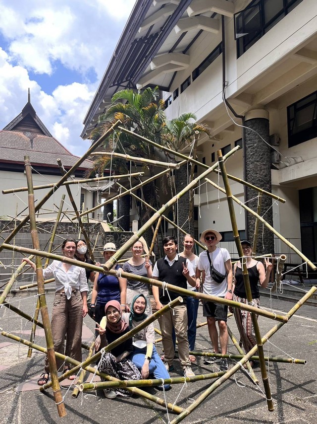 Mahasiswa ITB dan Erfurt University of Applied Science Membuat Struktur Tensegrity. Foto: Dokumentasi Pribadi