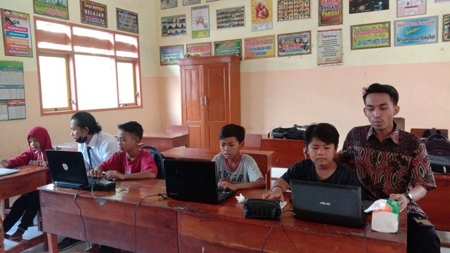 Dokumentasi pribadi (Ahmad Haris Amirullah) mahasiswa program Kampus Mengajar yang sedang mengenalkan komputer dan internet. Foto: istimewa