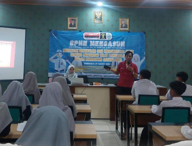 Penyuluhan hukum kepada para siswa di Wonogiri dilakukan oleh Organisasi Bantuan Hukum (OBH) PAHAM Jawa Tengah. (Dok. Istimewa)