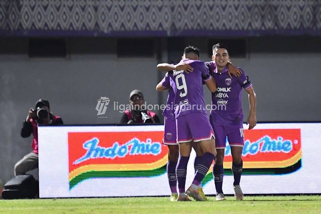 Selebrasi pemain Persita saat melawan Persib di pertandingan Liga 1. Foto: ligaindonesiabaru.com