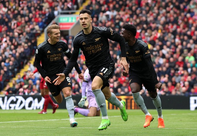 Gabriel Martinelli dari Arsenal merayakan gol pertama mereka saat melawan Liverpool di pertandingan di Anfield, Liverpool, Inggris. Foto: Phil Noble/Reuters