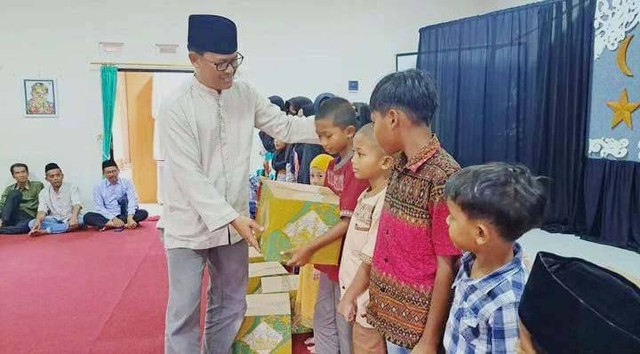 Bapak Wakil Bupati Temanggung menyerahkanbingkisan lebaran dari Komunitas Sahabat Sedekah kepada anak-anak yatim (foto: pribadi) 