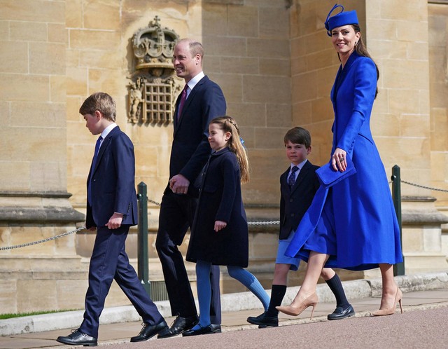 Kate Middleton bersama Pangeran William dan anak-anaknya pergi setelah menghadiri Ibadah Paskah Mattins di Kapel St. George, Kastil Windsor, di Berkshire, Inggris, Minggu (9/4/2023). Foto: Yui Mok/Pool/AFP