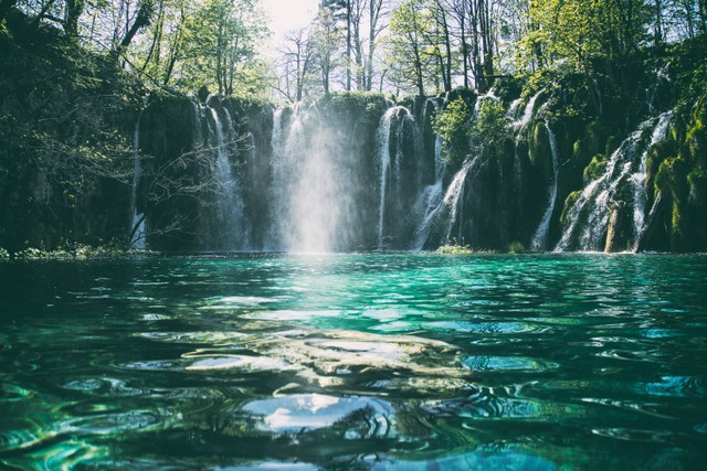Daya Tarik Curug Tilu Leuwi Opat dan Info HTM Terbaru. Foto sebagai ilustrasi. Foto: Unsplash/Jonatan Pie.