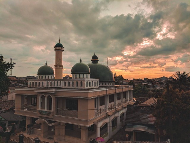 Ilustrasi Apakah shalat tarawih wajib dan sunnah (Foto: Giovanni Alfarizi | Unsplash.com)